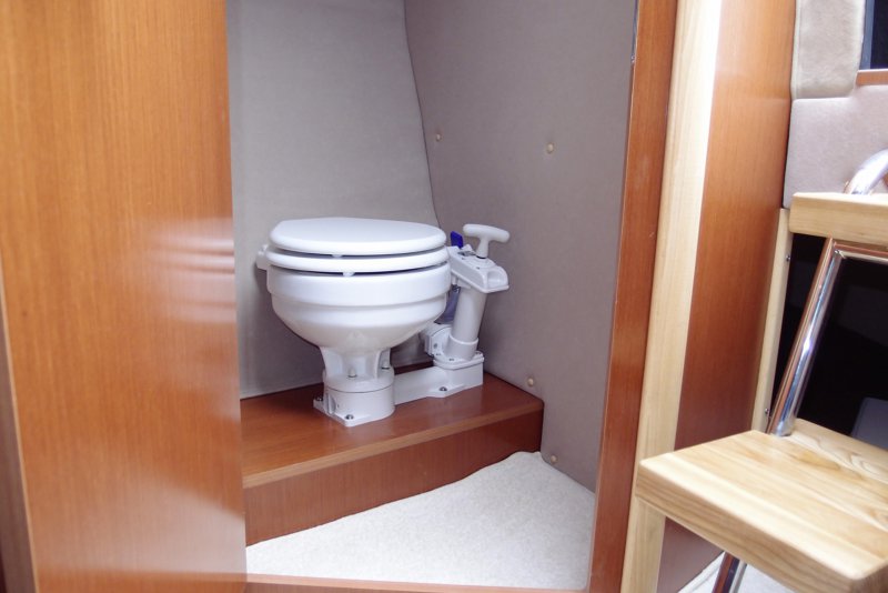 WC-Raum mit Marine-WC, Fäkalientank und Deckabsaugung